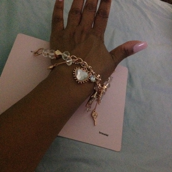 BRAND NEW Betsey Johnson hearts & charms bracelet - Picture 5 of 6